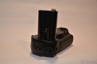 Nikon MB-D100 - Battery grip - 4