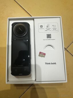 Insta360 X4 – kompletní výbava, 256GB SD karta, nabíjecí sta - 4