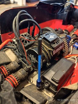 Prodám RC model Traxxas Summit 1:8 - 4