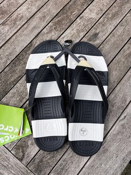 Crocs černo-bílé žabky Beach Line flip vel. W10 (EUR 41) - 4