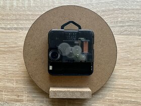 Dřevěné nástěnné/opěrné dekorativní hodiny - průměr 12 cm - 4
