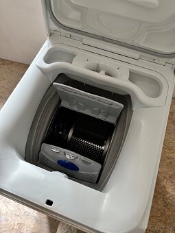 Prodám pračku Elektrolux EWT1062IFW, horní plnění - 4