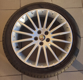 Letní pneu 215/45 R17 s alu disky Alfa Romeo - 4