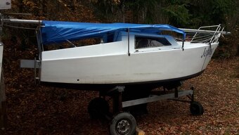 KAJUTOVÁ JACHTA / PLACHETNICE JENNY délky 5 m - 4