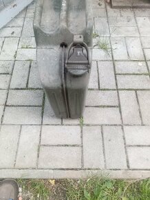 Kanystr vojenský plechový ČSSR z roku 1981 - 4