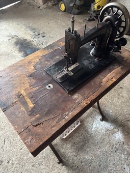 Starožitný šicí stroj - 4