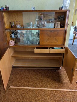 Starší sekretář a gauč - 4