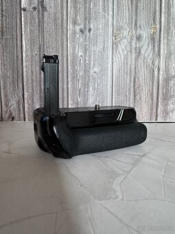 Canon EOS 77D + Grip - 4