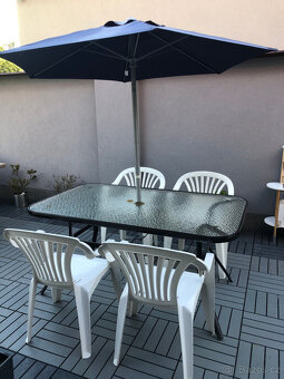 Zahradní stůl (kov,sklo) + 4ks plastové židle, slunečník - 4