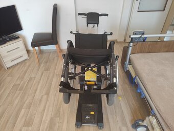 Pásový schodolez a invalidním vozíkem a antidekubitní požkou - 4
