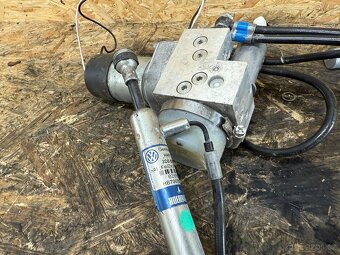 HYDRULICKÁ PUMPA KUFRU VW PHAEOTN 3D5827383B - 4