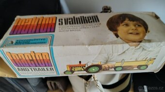 Retro kovový traktor s valníkem - 4