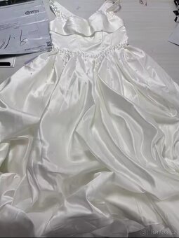 Krásné svatební šaty s perlami - 4