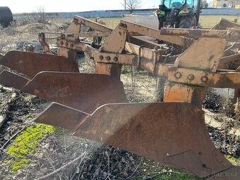 Rigolační pluh tříradličný - 4