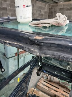 Lehce poškozená kabina bagru Kubota U56-5 - 4