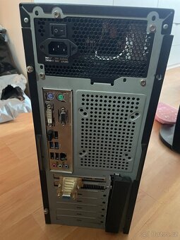 Počítač s monitorem - 4
