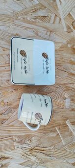 Různé hrnky a 2 skleněné frťany - 4