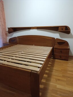Masivní manželská postel, noční stolky, poličky - 4