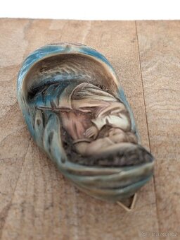 V náruči Panny Marie - Nástěnná kropenka. - 4