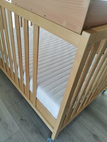 Dětská postýlka na kolečkách +přebalovací pult - 4