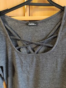 Šedé tričko se zdobením - 4