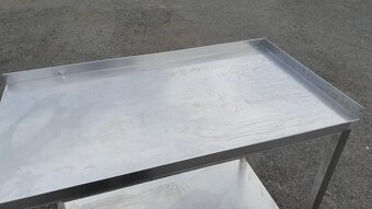 Nerezový stůl 110x60x90 cm se sp. polici a zadním lemem - 4