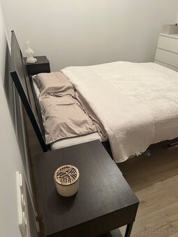 Postel s roštem a nočními stolky - 4
