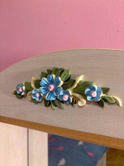 Bílá komoda s květinovým vzorem a zrcadlem - 4