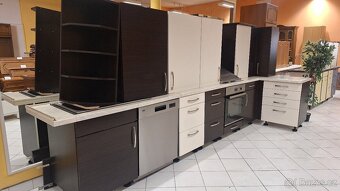 Moderní vybavená kuchyňská linka se spotřebiči - 4