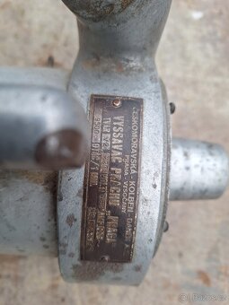 Vysavač prachu PRAGA - 4