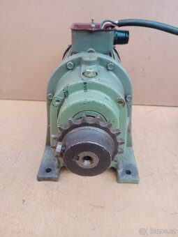 Elektromotor s převodovkou.40 ot/min. - 4