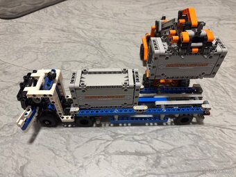 LEGO Technic Přeprava kontejnerů + záchranné auto - 4