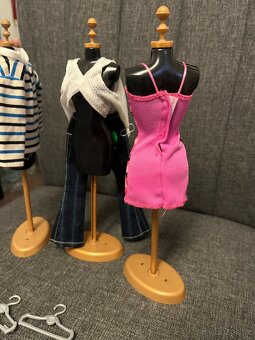 obleček na Barbie a Kena + stojánek+ramínka - 4