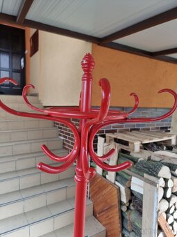 Dřevěný věšák TON - 4