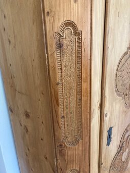 Prodám starožitnou vyřezávanou skříň z roku 1876 - 4