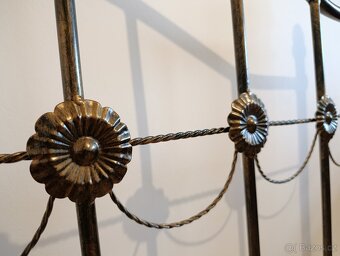 Kovová ručně zdobená manželská postel 180x200 - 4