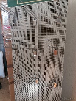 Nové otočné prodejní stojany, regály - 4