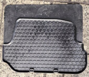 prodám gumové koberečky do VW Golf 4 - 4