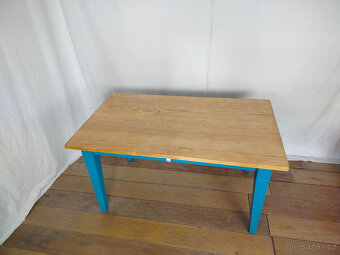 Dřevěný jídelní stůl - 4