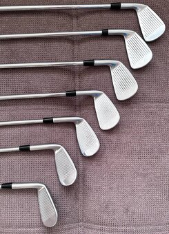 Prodám golfové hole Titleist AP 2 - 714, PW-4 - 4