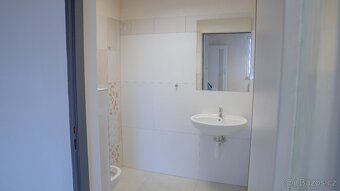 Pronájem skladových / výrobních prostor 825 m² – 10 minut od - 4