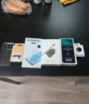 MOTOROLA EDGE 60 PRO +SPOUSTU PŘÍSLUŠENSTVÍ - 4