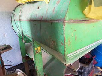 DVOUROTOROVÉ ROZMETADLO PRŮMYSLOVÝCH HNOJIV - 4