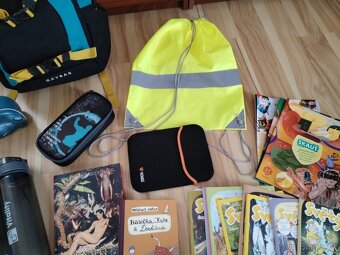 Školní batoh, školní potřeby, knihy, lahve, časopisy - 4