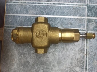 Prodám nový trojcestný ventil Honeywell - 4