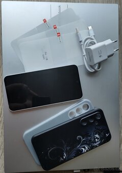 Samsung S23Fe v perfektním stavu s kryty a ochranou displeje - 4