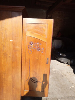 Nabízím starožitné krásně zdobené skříně - 4