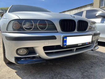 Přední nárazník BMW E39, boční prahy ve stylu CSL - 4