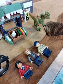 LEGO 75934 Jurassic World Dilophosaurus na útěku - 4