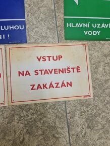 Cedule plastové a jedna smaltovaná - 4